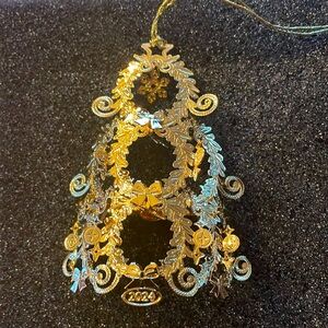 Gleaming 23kt gold plate Danbury Mint Annual Christmas ornament with box